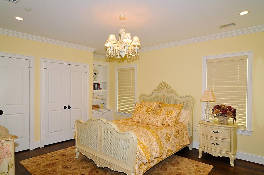 Cheerful yellow bedroom for the final Sugarland Lane project