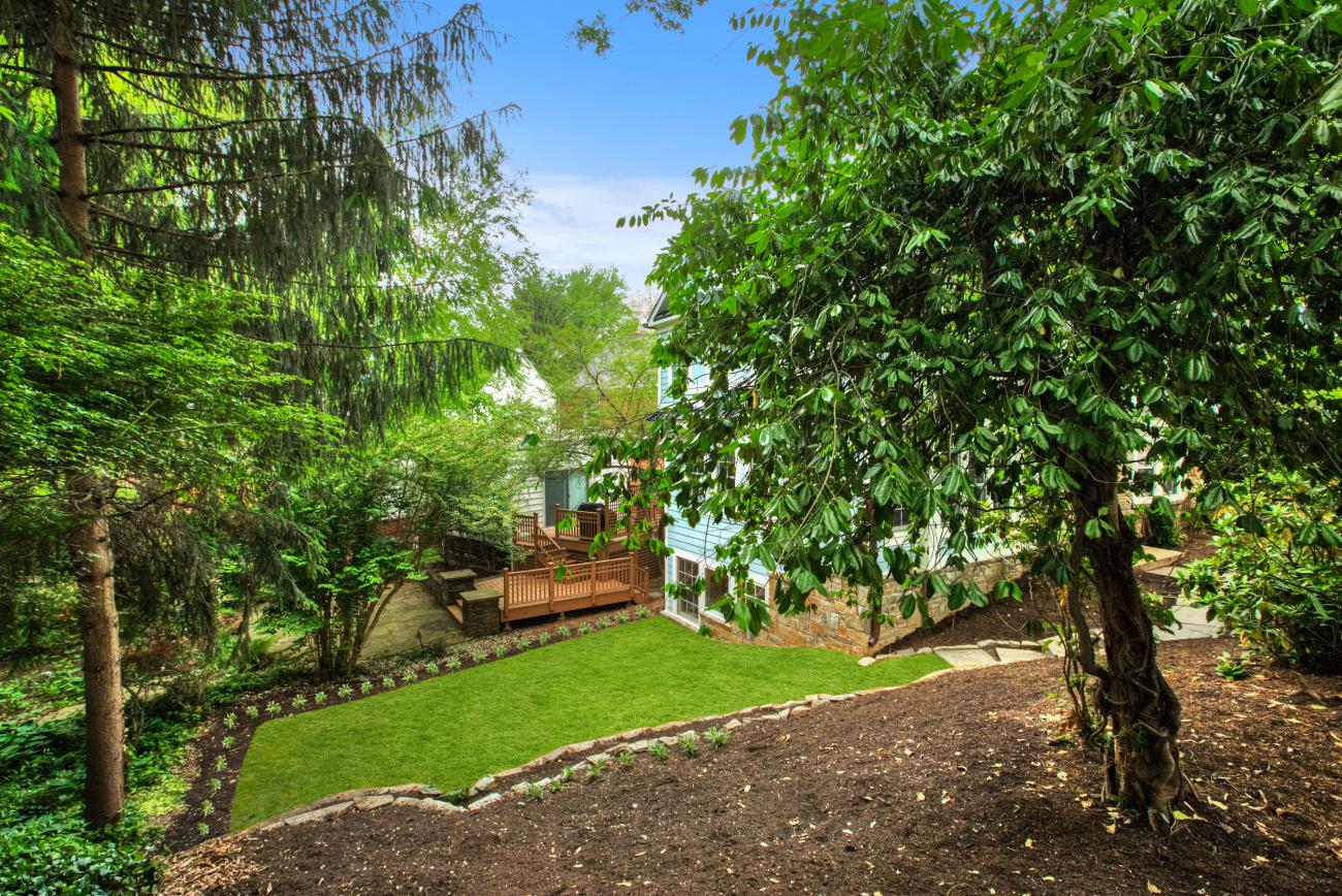 left side yard with landscaping - The Shire of Spring Valley - Ballard & Mensua